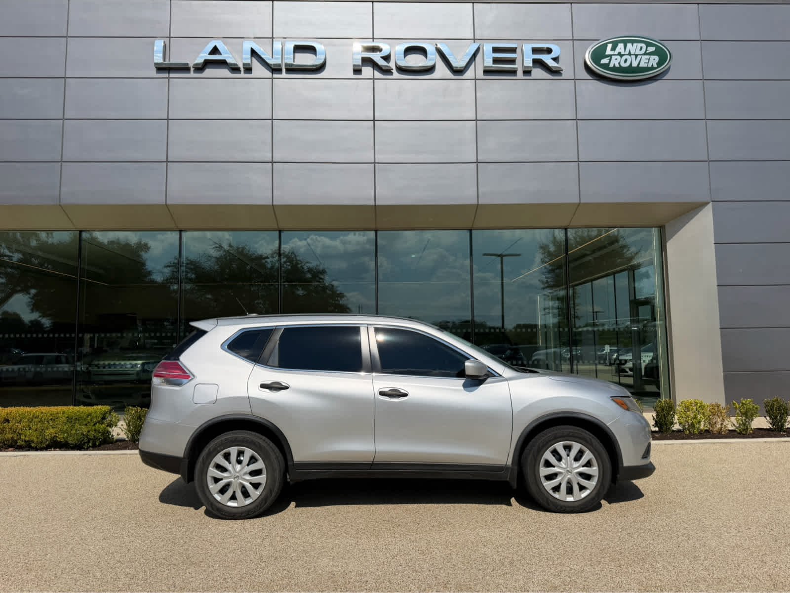 Used 2016 Brilliant Silver Nissan S image 4