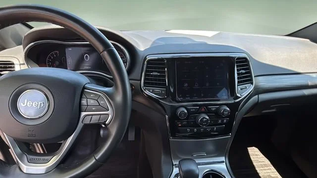 Used 2019 Silver Jeep Altitude 4x4 image 11