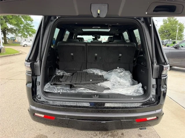 New 2026 High Gloss Black Exterior Paint Jeep Limited Reserve image 6