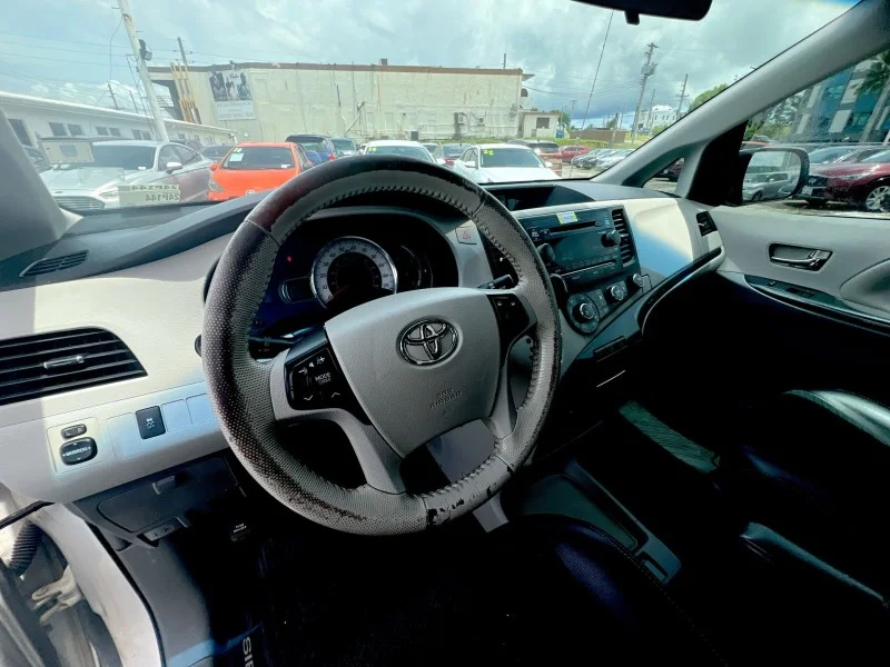Used 2014 WHITE Toyota SE image 17