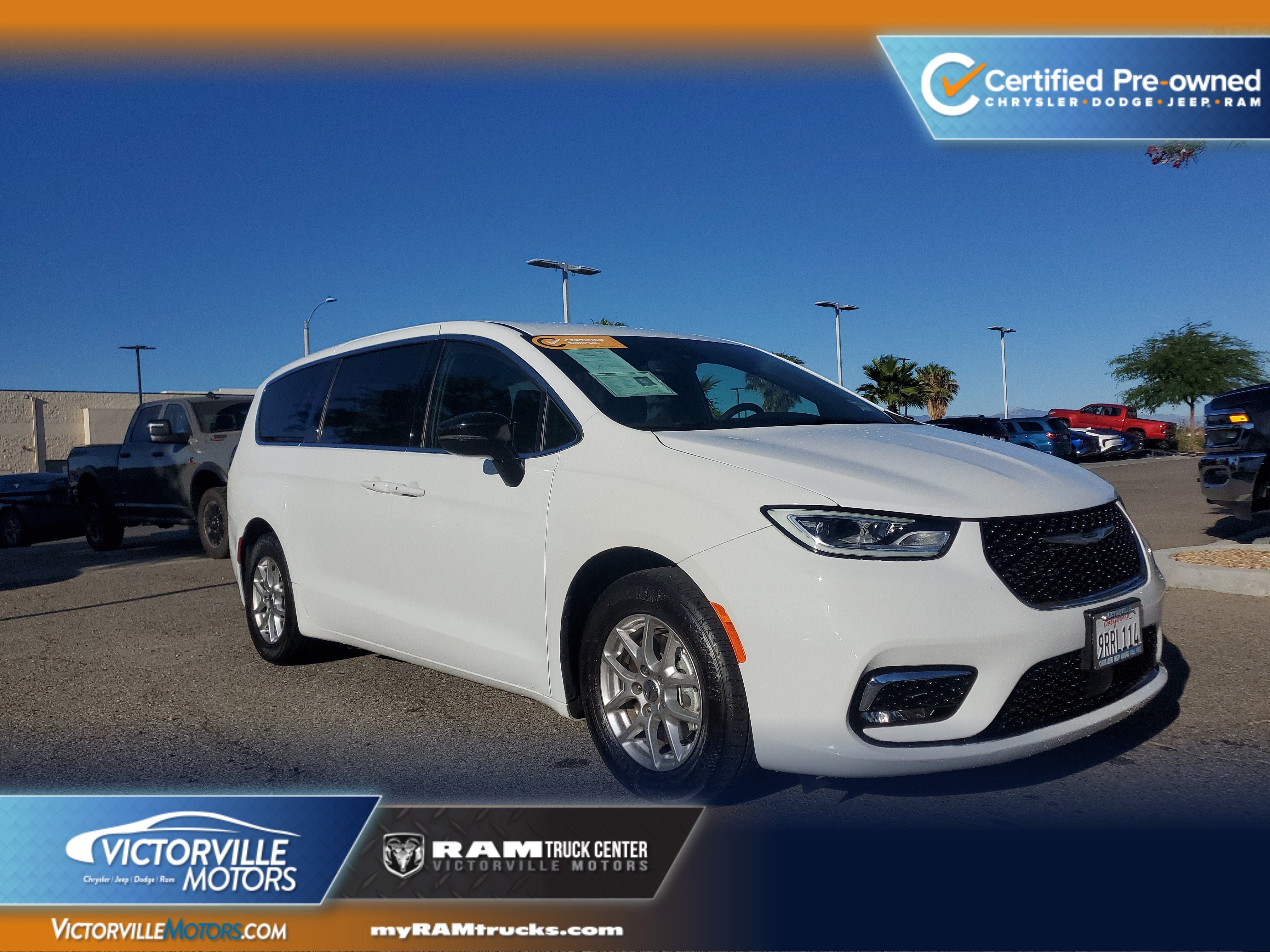 2025 Chrysler Pacifica Select's photo