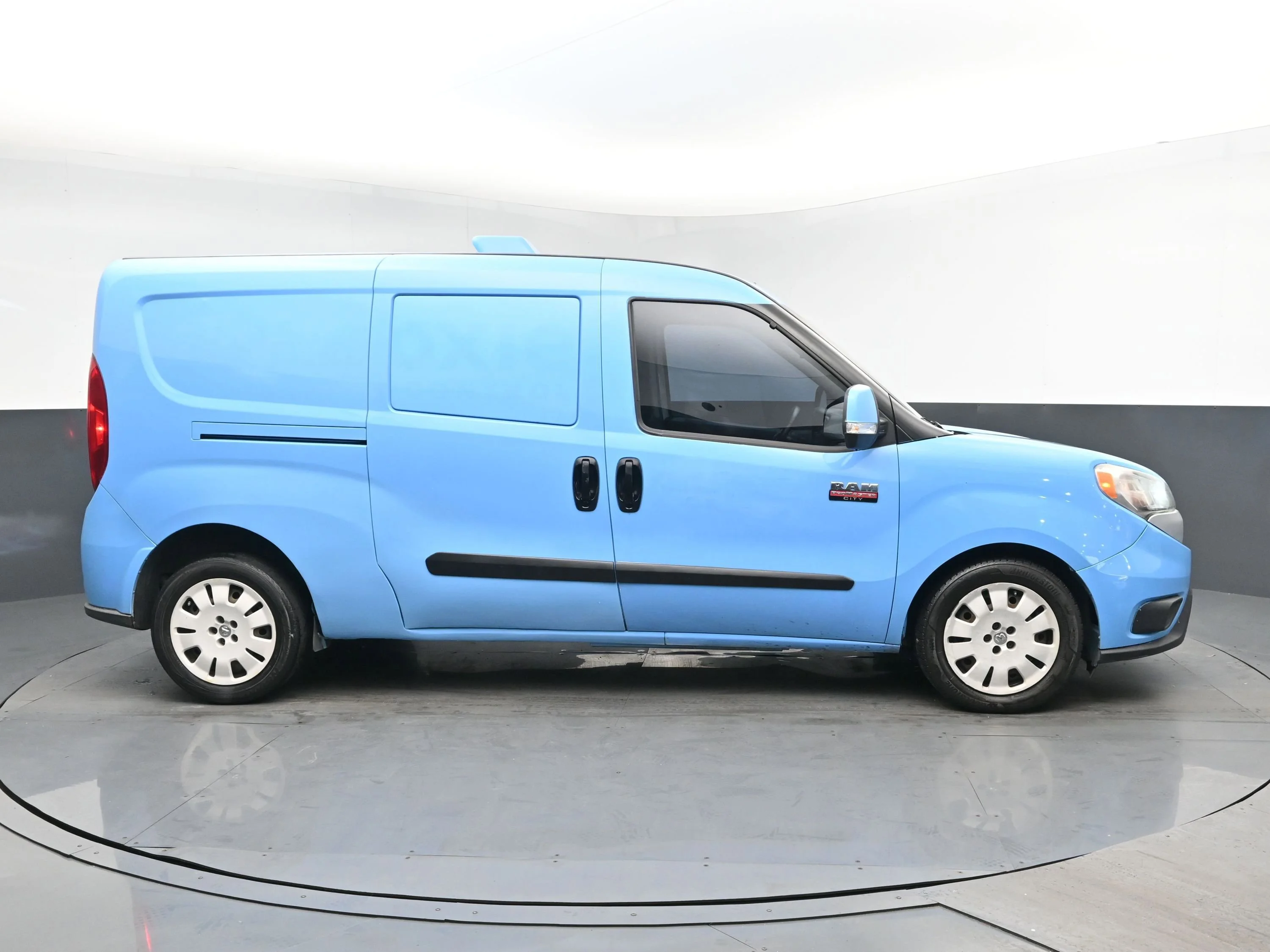 Used 2017 Blue RAM Tradesman SLT image 3