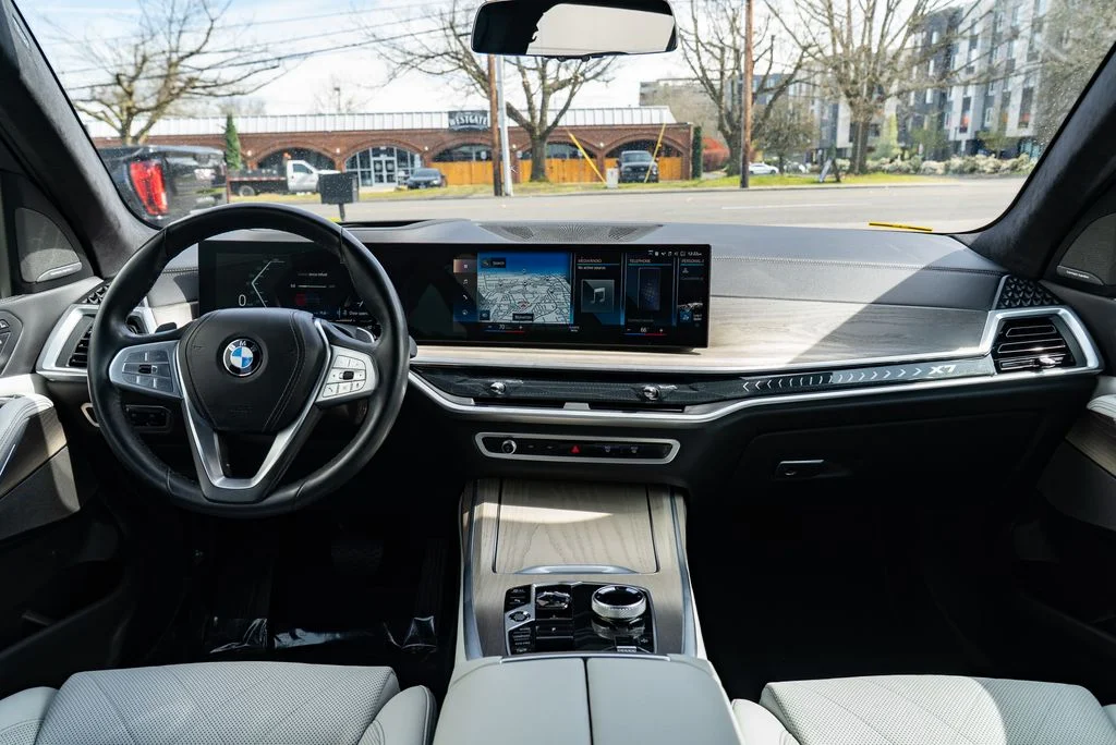 Used 2023 Gray BMW xDrive40i image 10