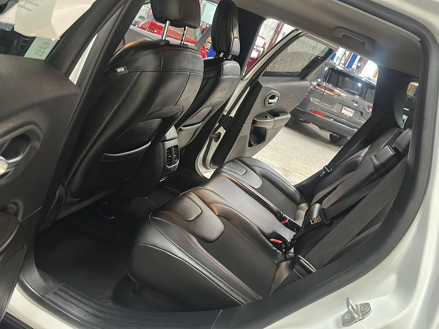 Used 2019 Bright White Clearcoat Jeep Trailhawk image 29