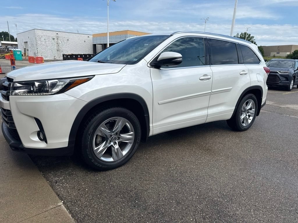 Used 2018 Blizzard Pearl Toyota Limited image 11