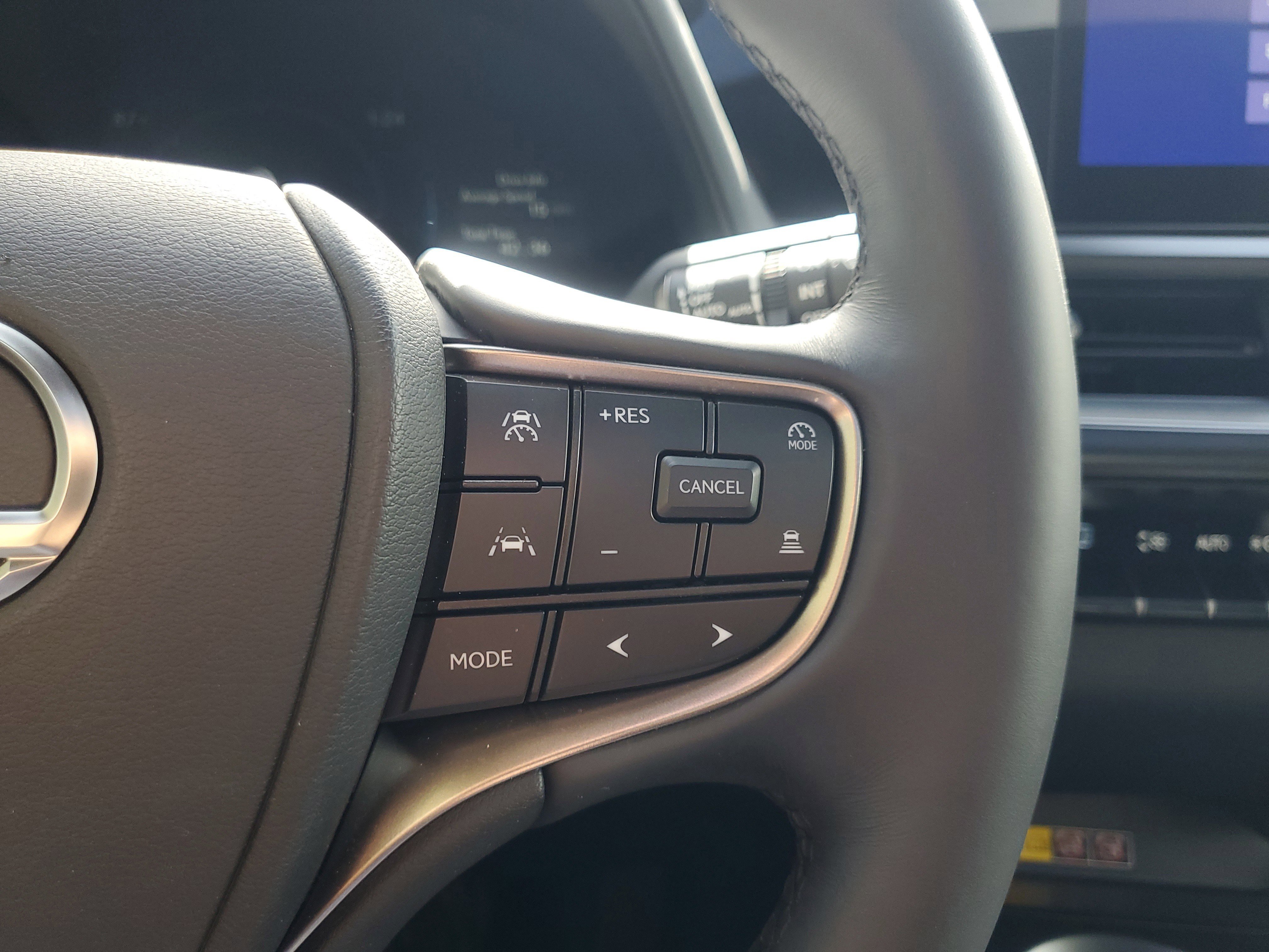 2025 Lexus UX Hybrid 300h - Photo 23