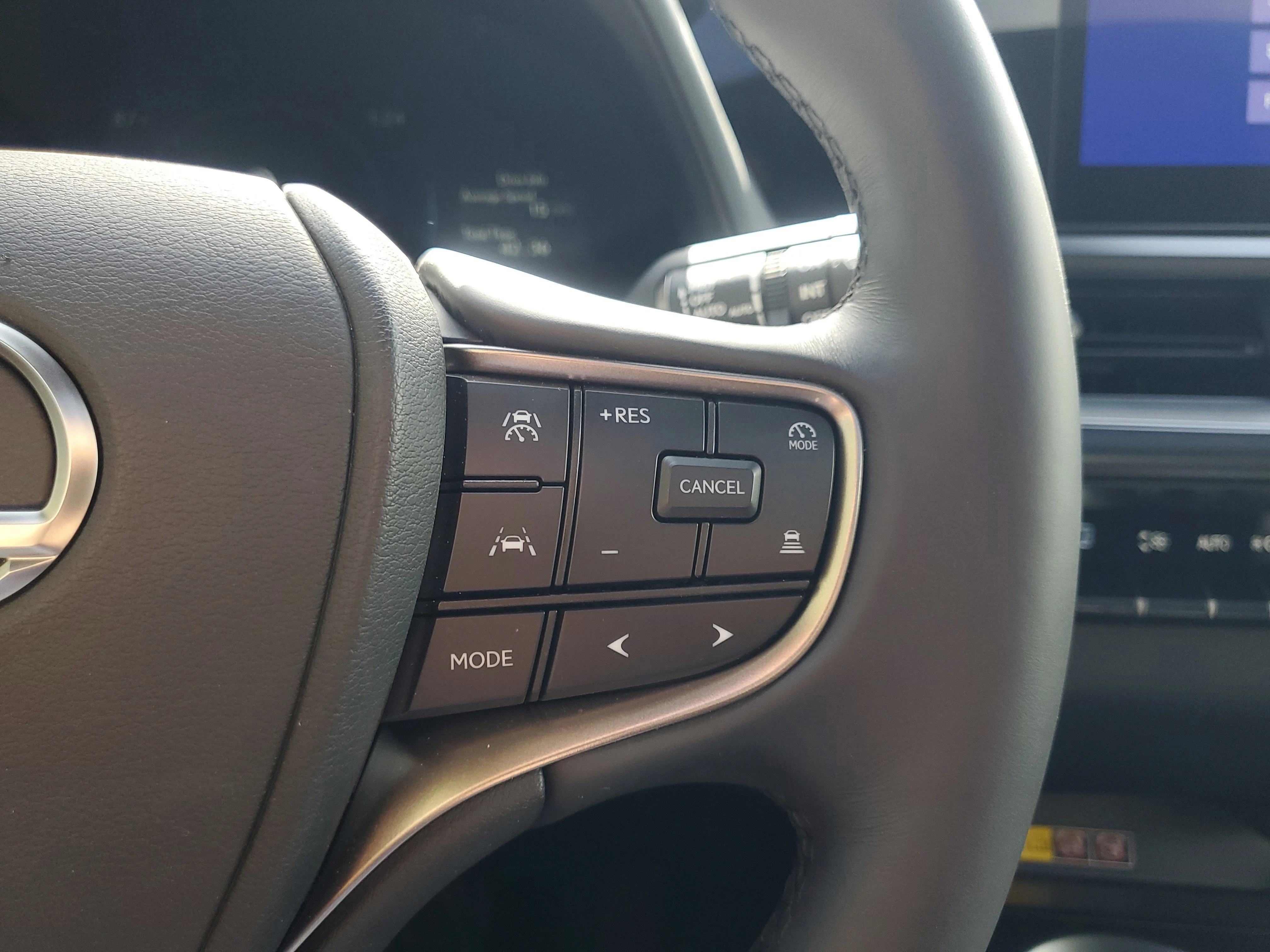 2025 Lexus UX Hybrid 300h - Photo 23