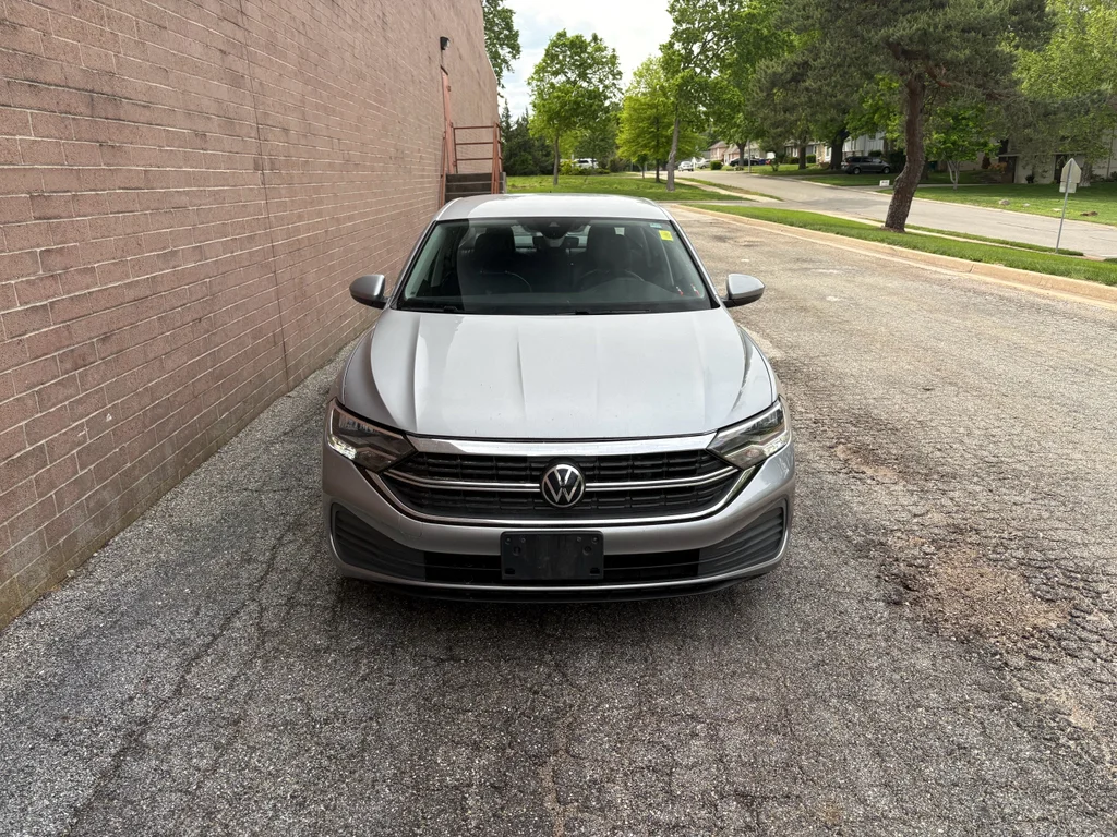 Used 2024 Pyrite Silver Metallic Volkswagen SE image 2