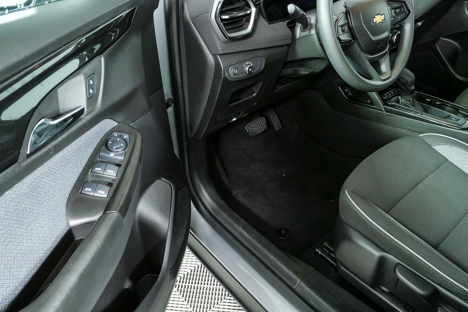 Used 2025 Sterling Gray Metallic Chevrolet LT image 7