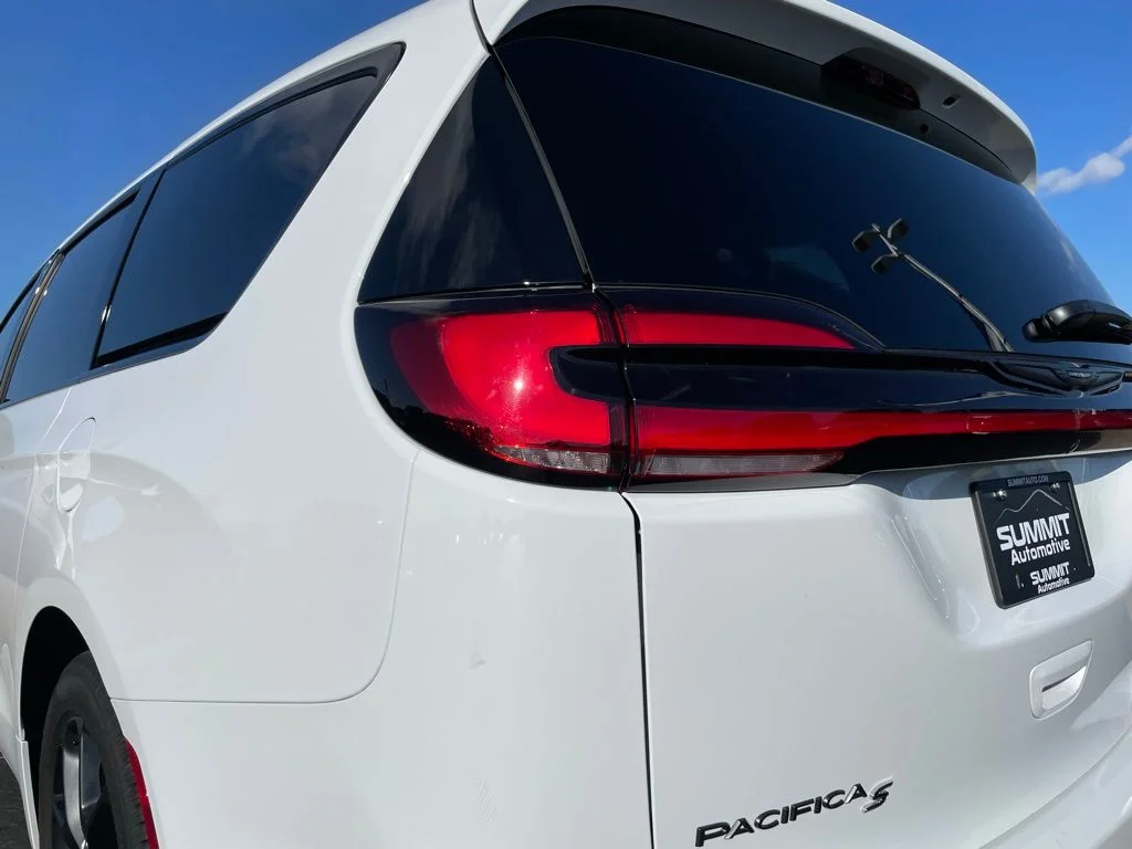 Used 2025 Bright White Clearcoat Chrysler Limited image 31