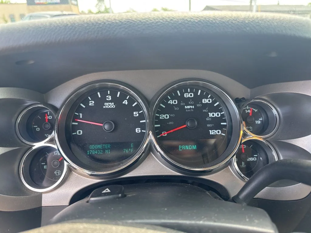 Used 2011 Gray GMC SLE image 4