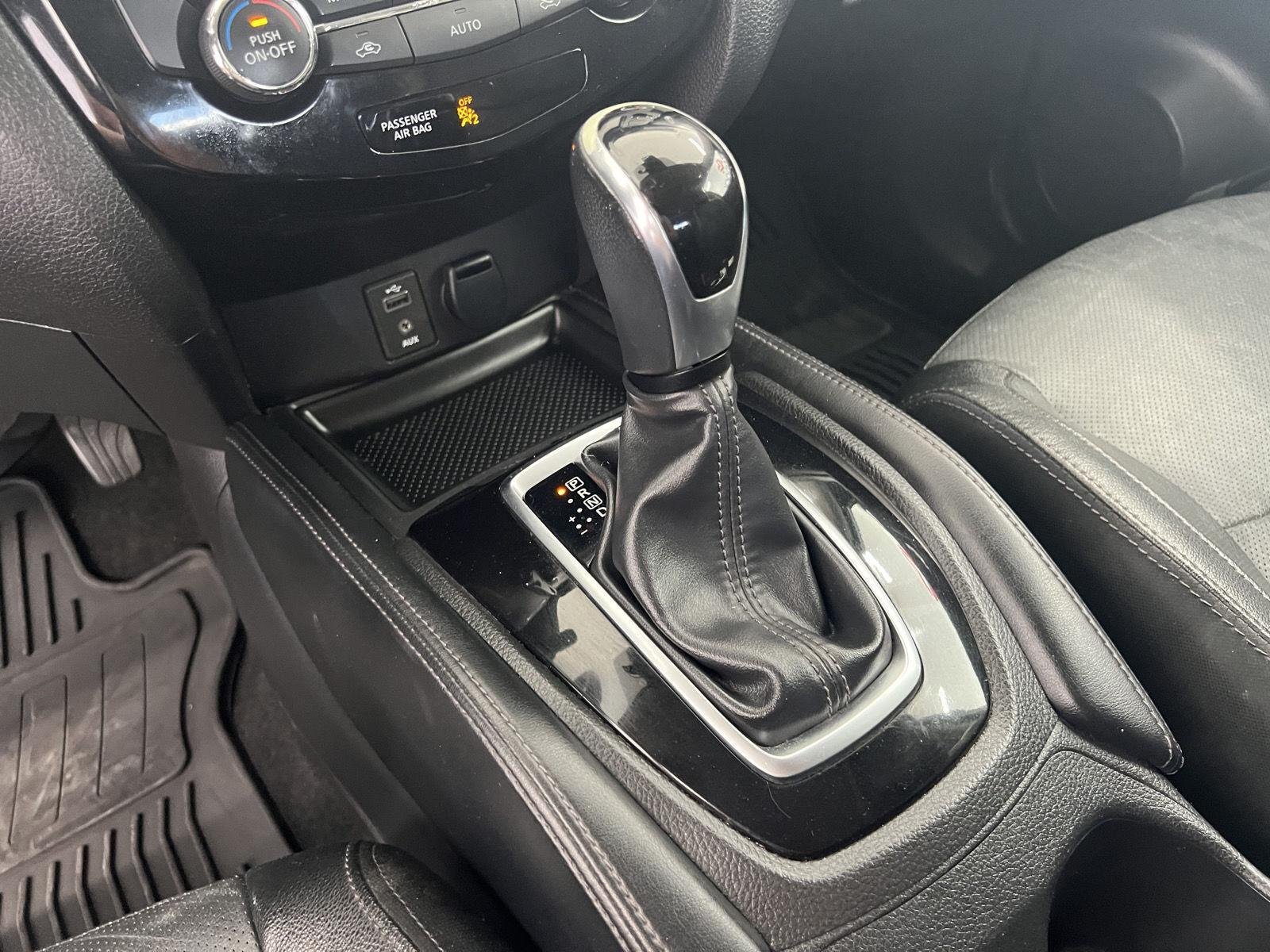 Used 2017 Brilliant Silver Nissan SL image 27