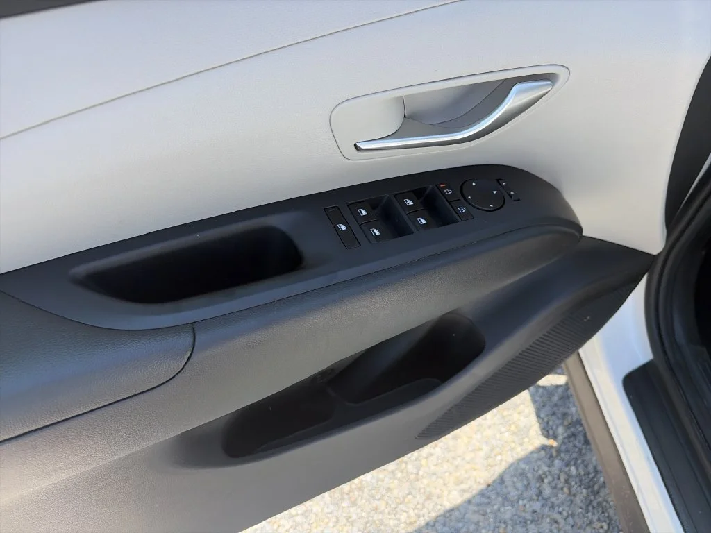 Used 2025 White Hyundai SEL image 17