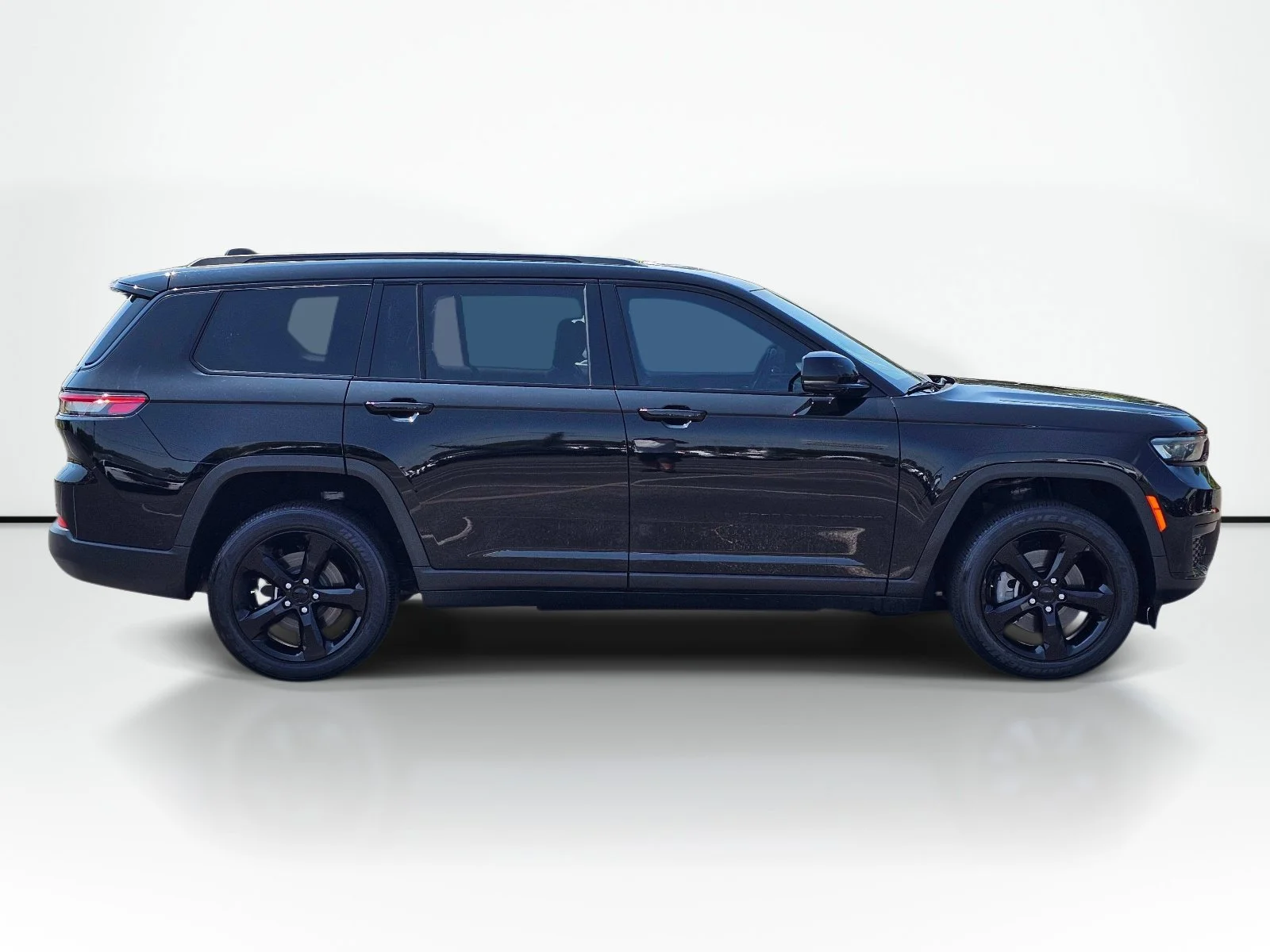 Used 2024 Diamond Black Crystal Pearlcoat Jeep Altitude image 7