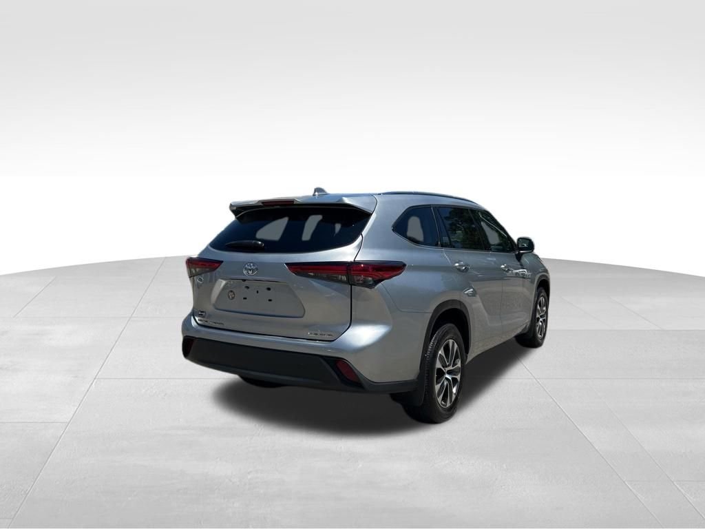 Used 2021 Silver Toyota XLE image 5