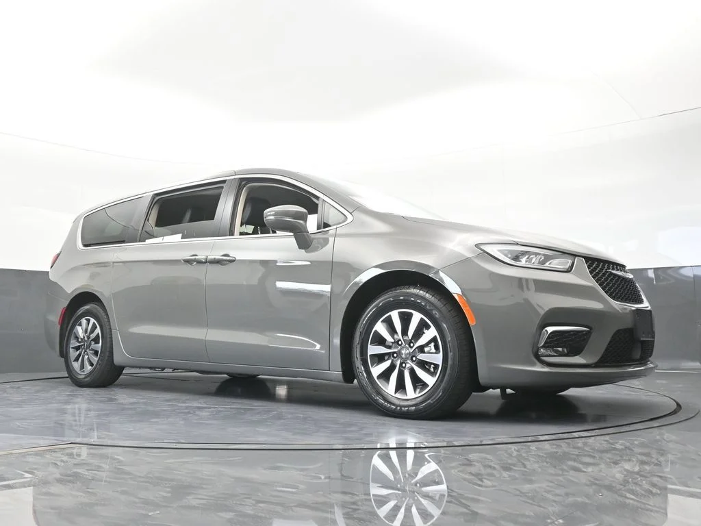 Used 2022 Ceramic Gray Clearcoat Chrysler Touring L image 66