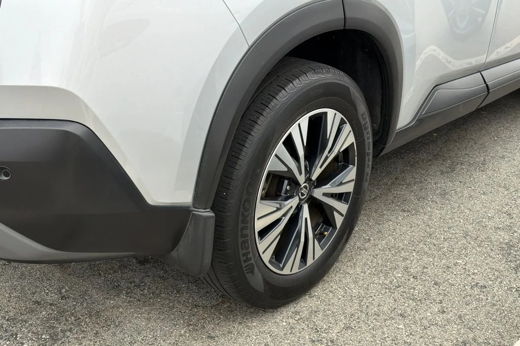 Used 2021 Brilliant Silver Metallic Nissan SV image 4