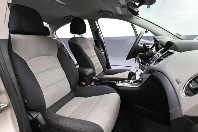 2013 Chevrolet Cruze LS - Photo 40