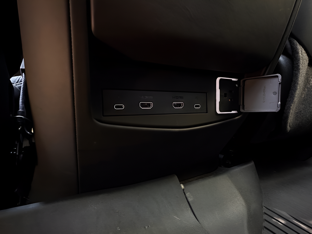 Used 2025 White Cadillac V-Series image 21