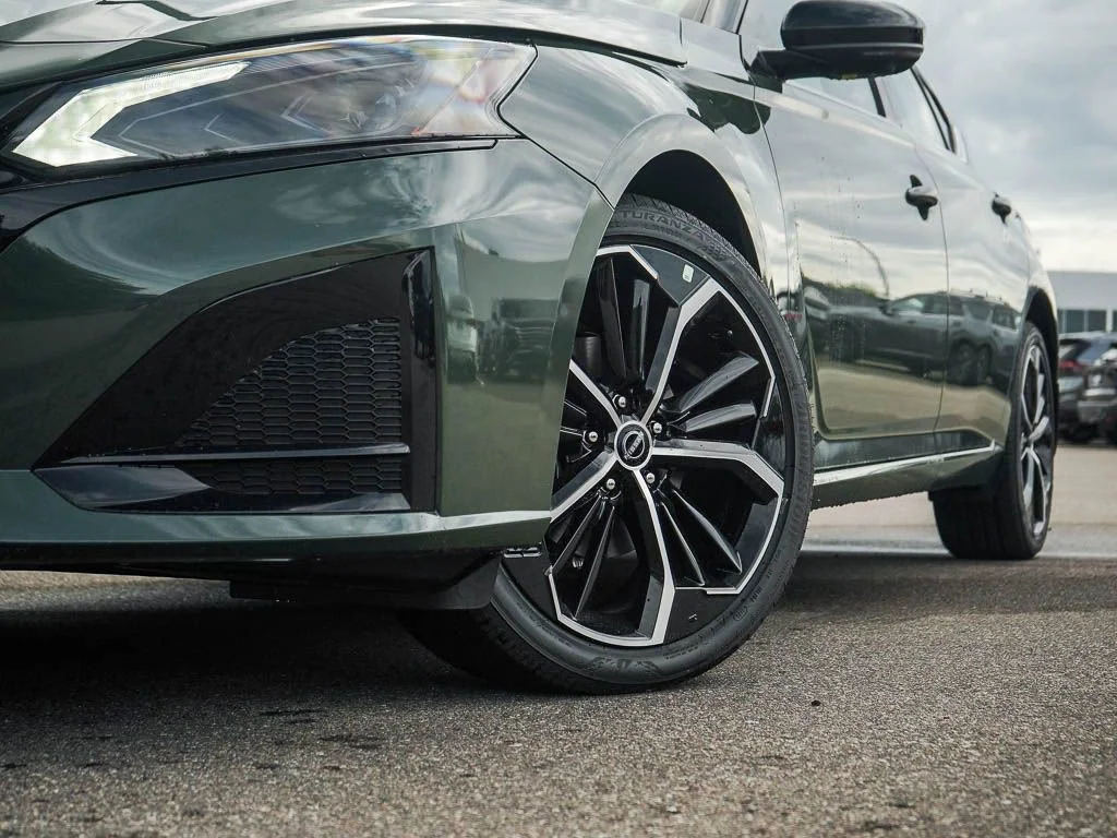 New 2026 Tactical Green Metallic / Super Black Two-tone Nissan 2.5 SR image 6
