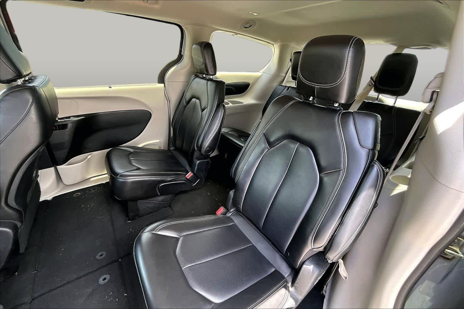 Used 2023 Silver Mist Clearcoat Chrysler Touring L image 21