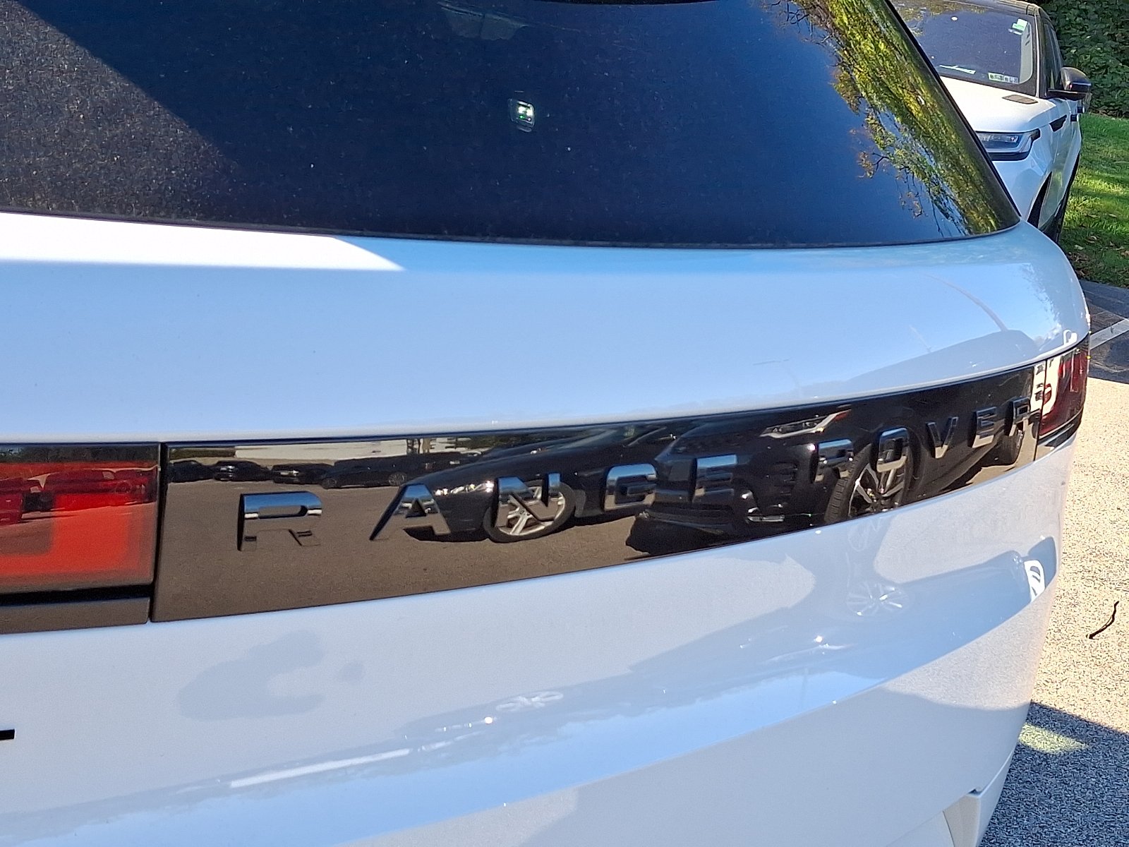 New 2027 Fuji White Land Rover Dynamic SE image 18