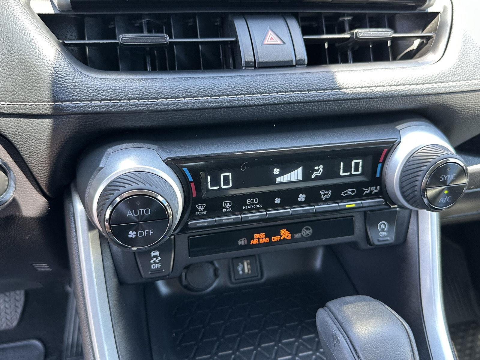 2025 Toyota RAV4 XLE - Photo 34