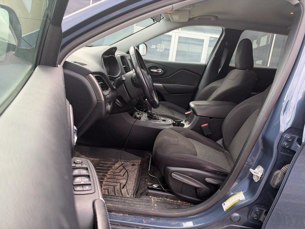 Used 2020 Slate Blue Pearlcoat Jeep Latitude image 10