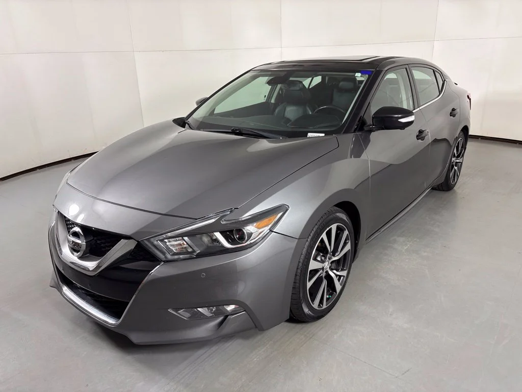 Used 2016 Gray Nissan Platinum image 4