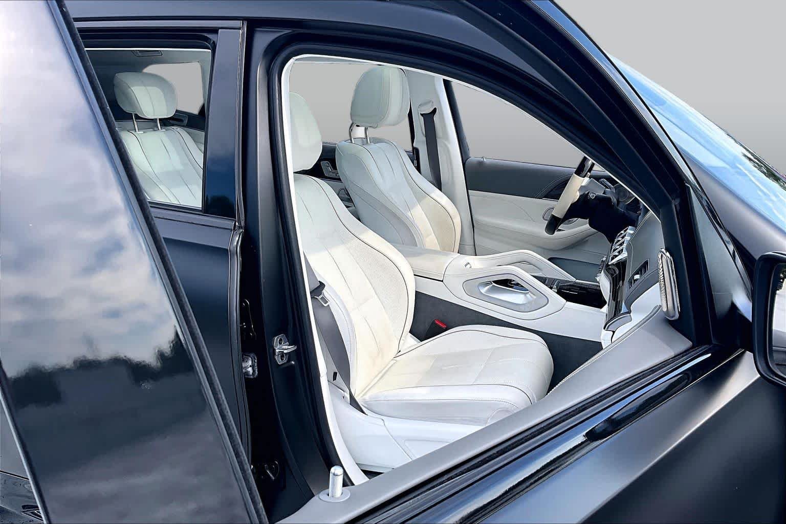 Used 2022 MANUFAKTUR Cardinal Red Metallic Mercedes-Benz Maybach GLS 600 image 9