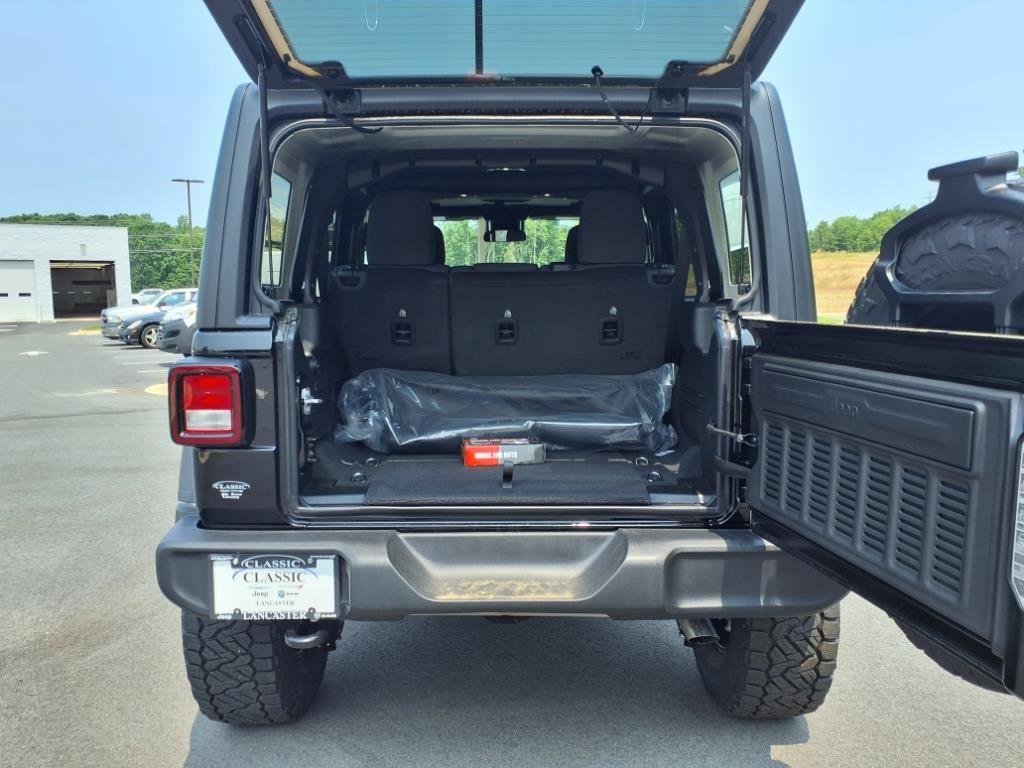 Used 2025 Black Clearcoat Jeep Sport S image 22