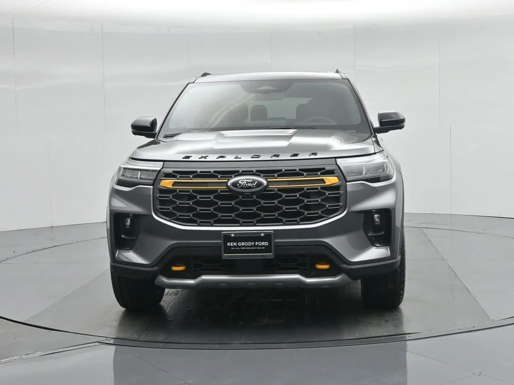 New 2026 Carbonized Gray Metallic Ford Tremor image 31