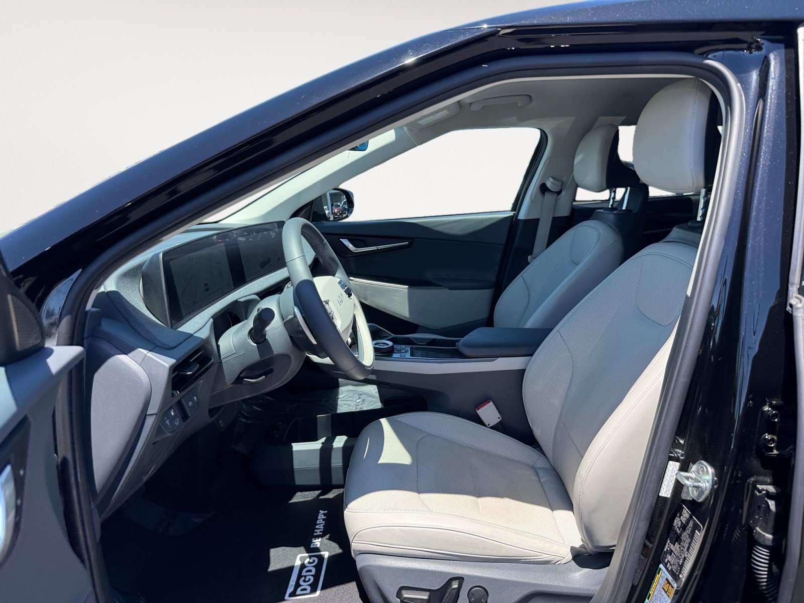 Used 2022 Aurora Black Kia Wind image 10