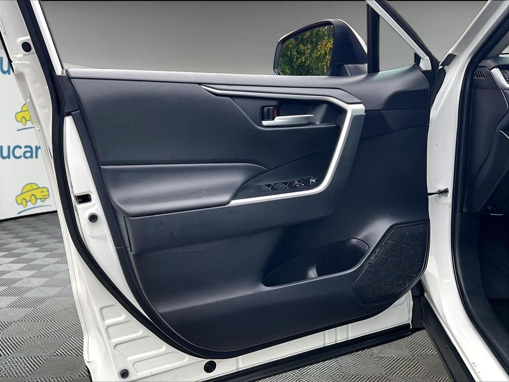 Used 2025 White Toyota XLE image 9