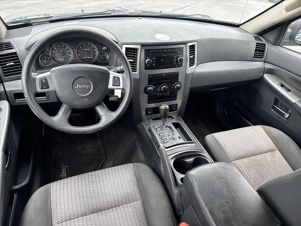 Used 2009 Green Metallic Jeep Laredo image 15