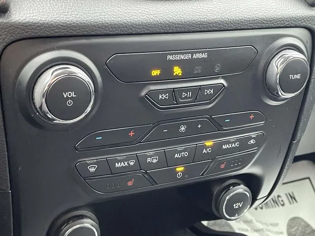 Used 2019 White Platinum Clearcoat Ford Lariat image 30