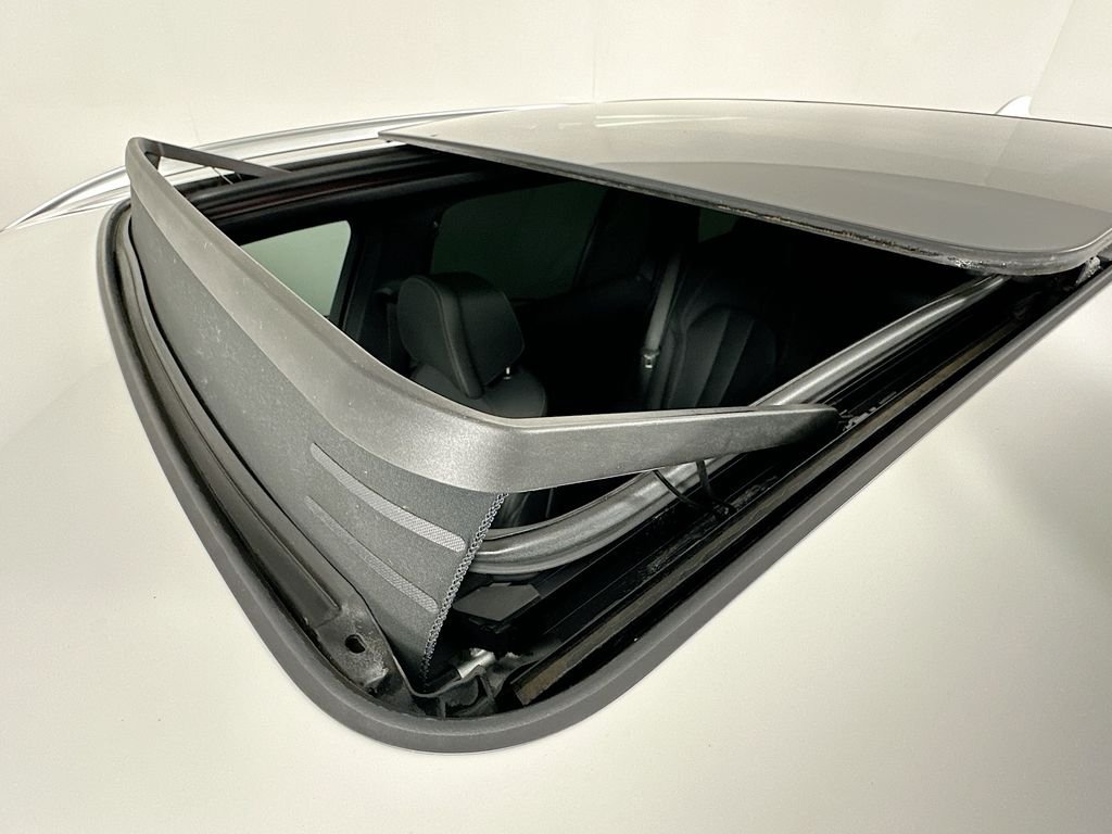 Used 2022 Mineral White Metallic BMW xDrive45e image 22