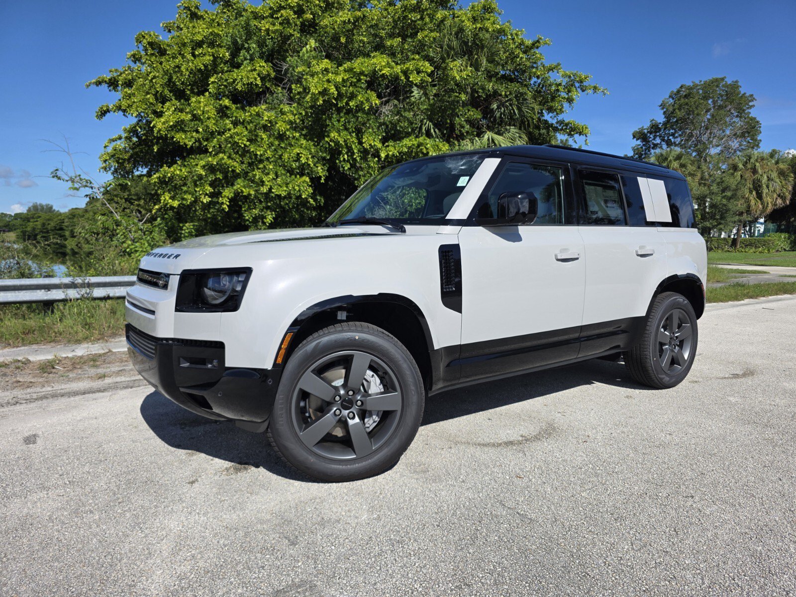 New 2026 Borasco Grey Land Rover P400 X-Dynamic SE image 1