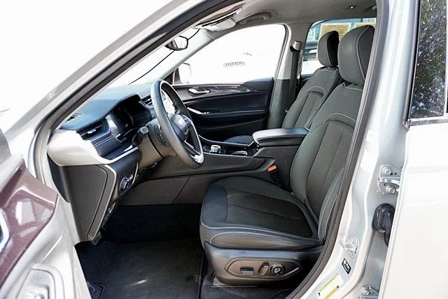 Used 2023 Silver Jeep Laredo image 13