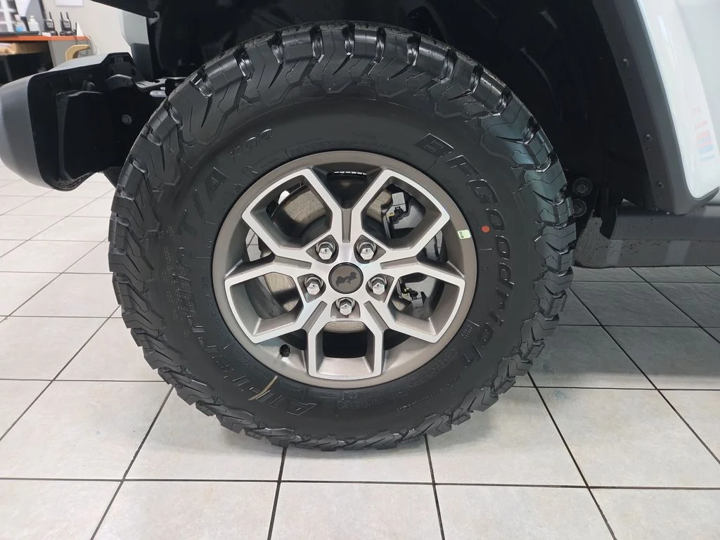 New 2026 Bright White Clearcoat Jeep  image 39