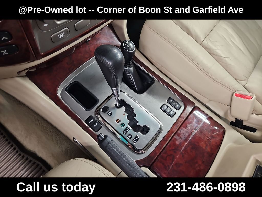 Used 2004  Toyota Base image 24