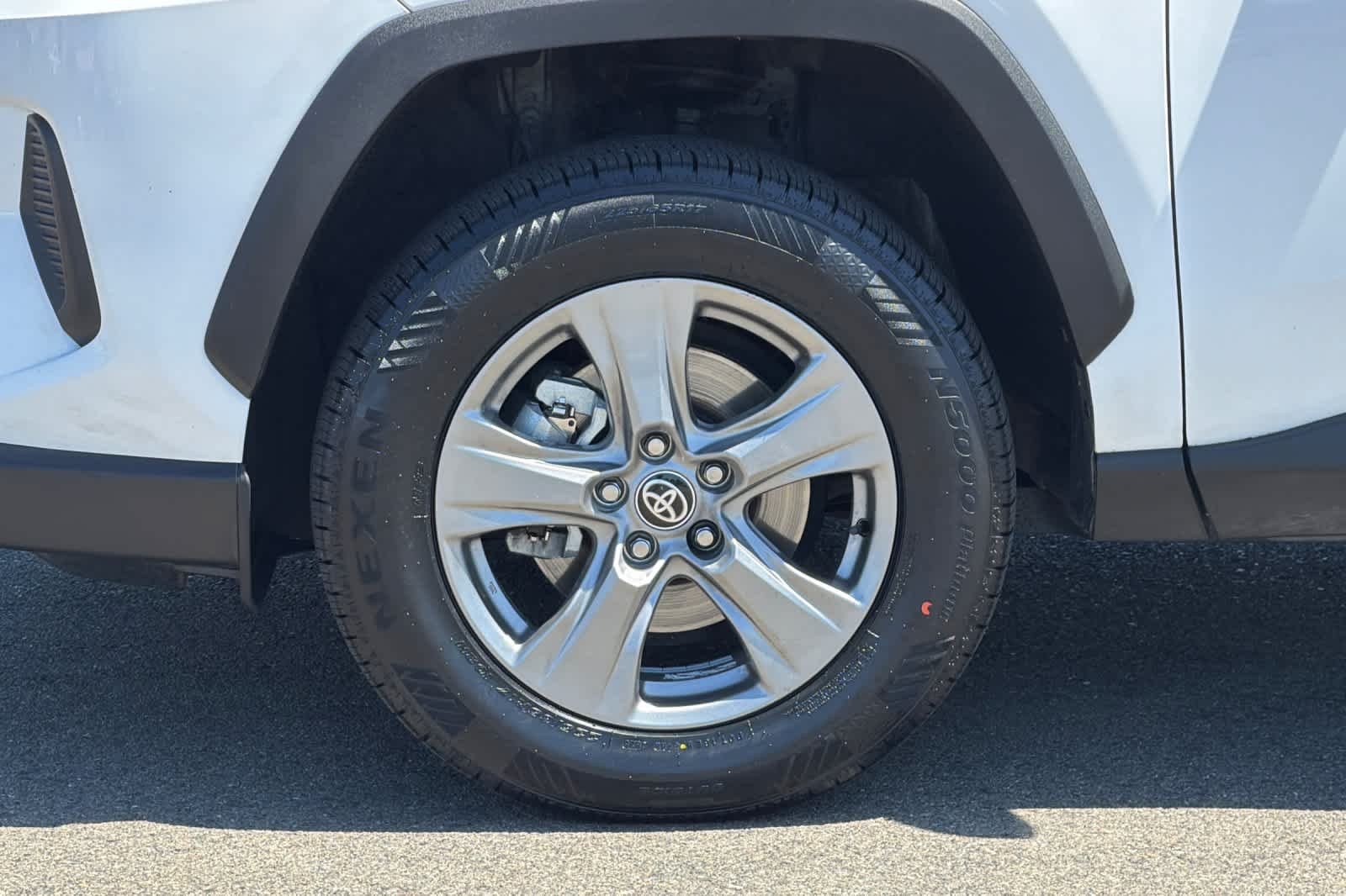Used 2024 Ice Cap Toyota Hybrid XLE image 31