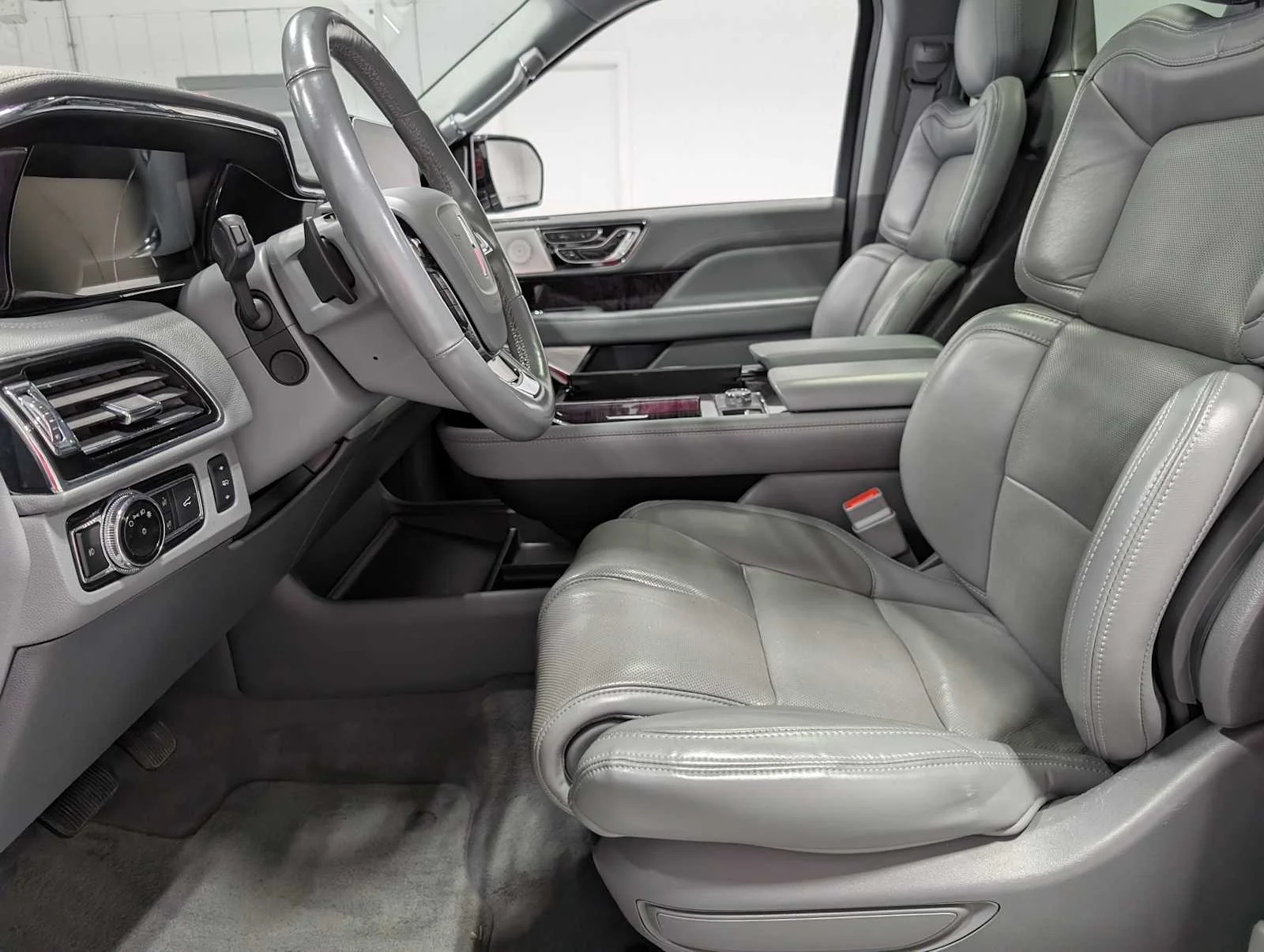 Used 2020 Silver Radiance Lincoln Reserve image 4