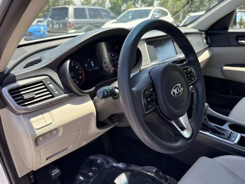 Used 2018 White Kia LX image 24