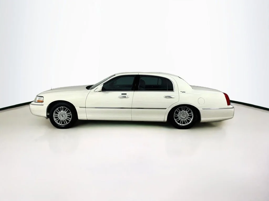 Used 2007 White Lincoln Signature image 4