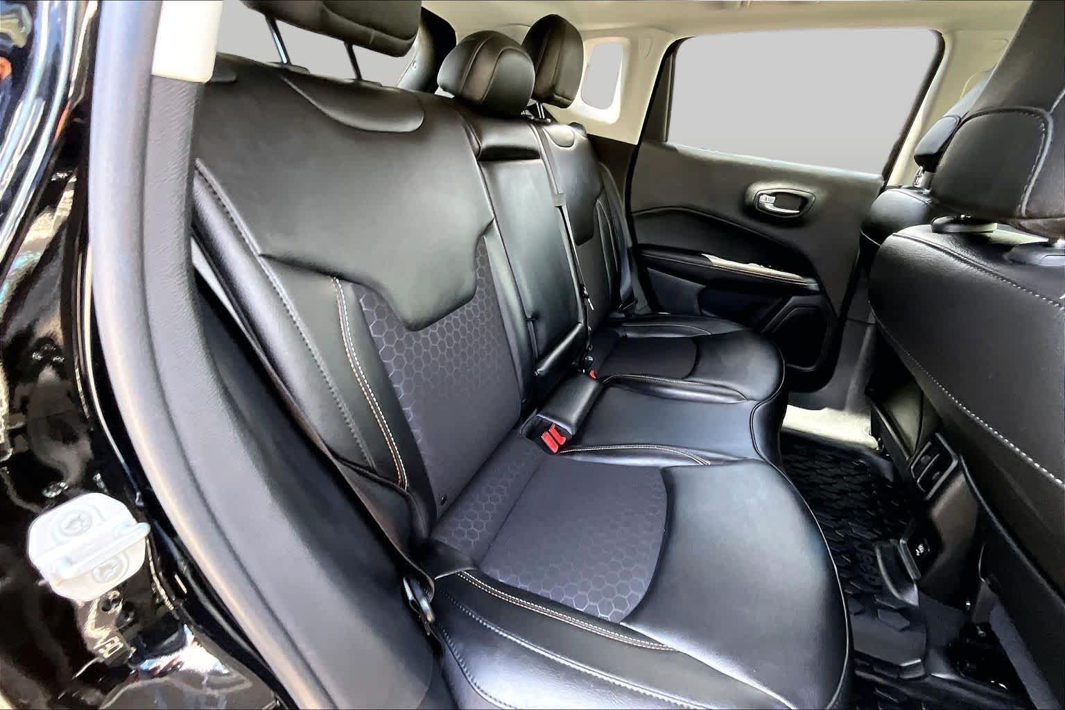 Used 2020 Diamond Black Crystal Pearlcoat Jeep Latitude w/Sun/Safety Pkg image 20