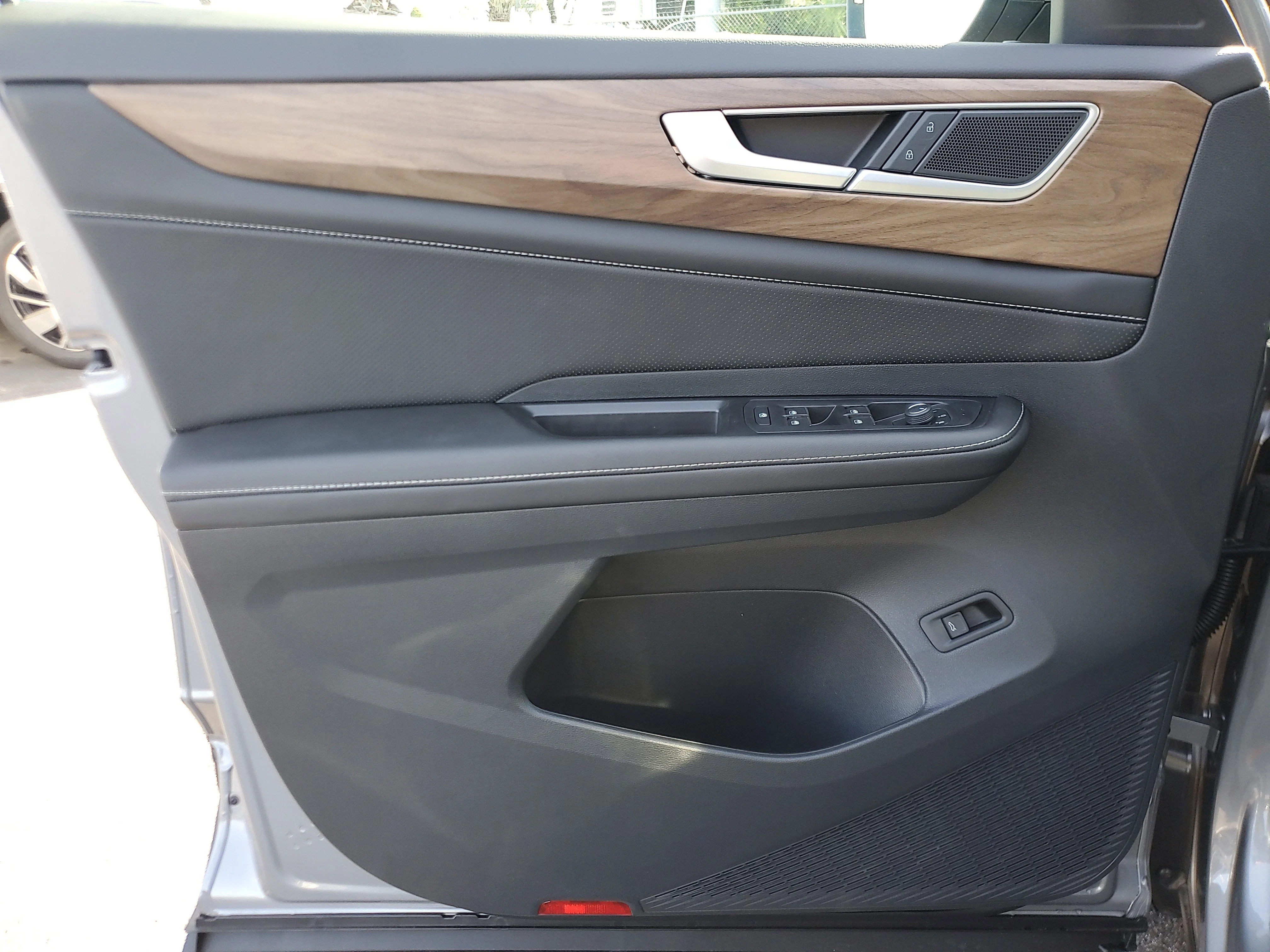 New 2026 Silver Volkswagen 2.0T SE w/Technology image 18
