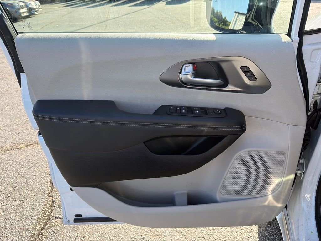 2024 Chrysler Pacifica Touring L - Photo 10