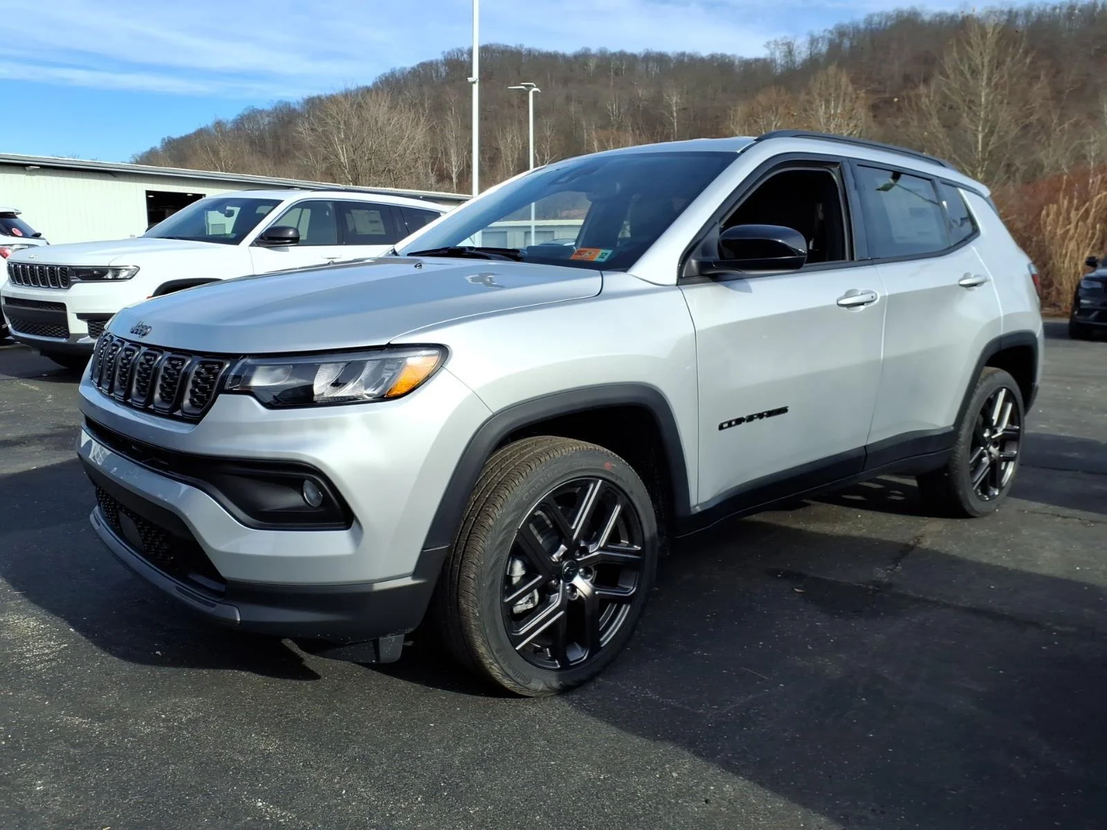New 2026 Silver Zynith Metallic Clearcoat Jeep Latitude Altitude image 2