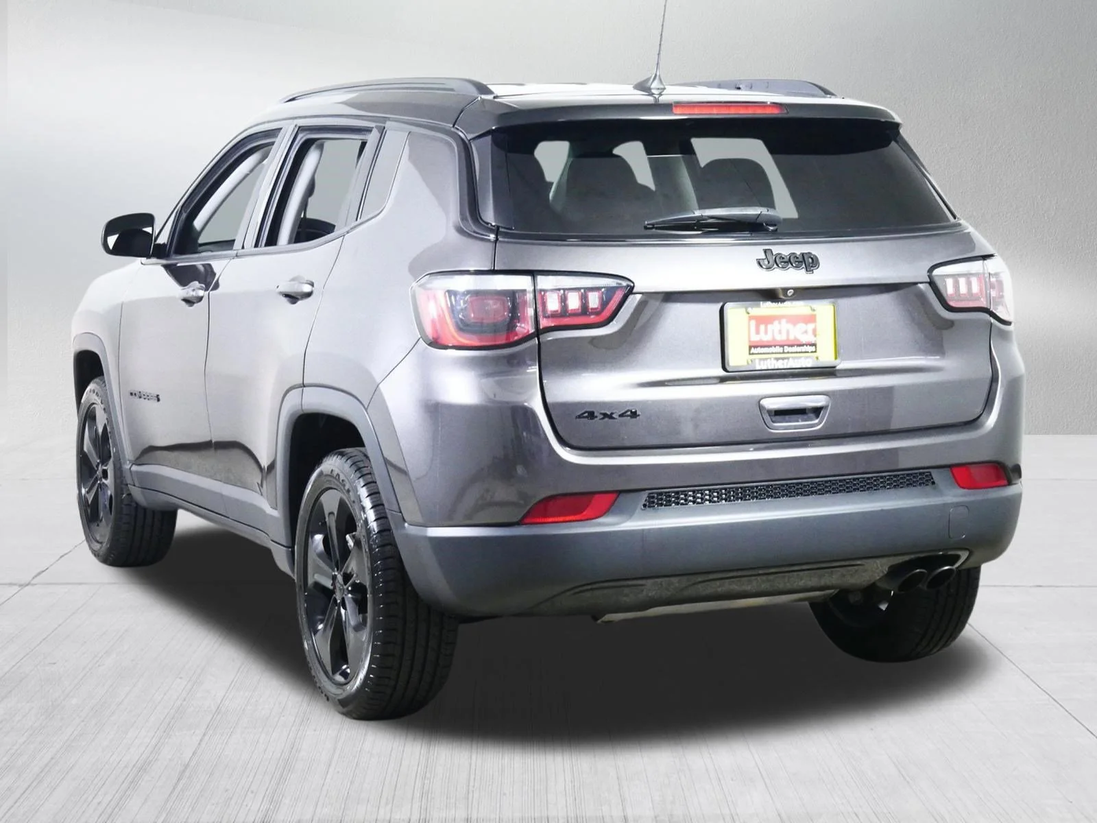 Used 2019 Granite Crystal Metallic Clearcoat Jeep Altitude image 5